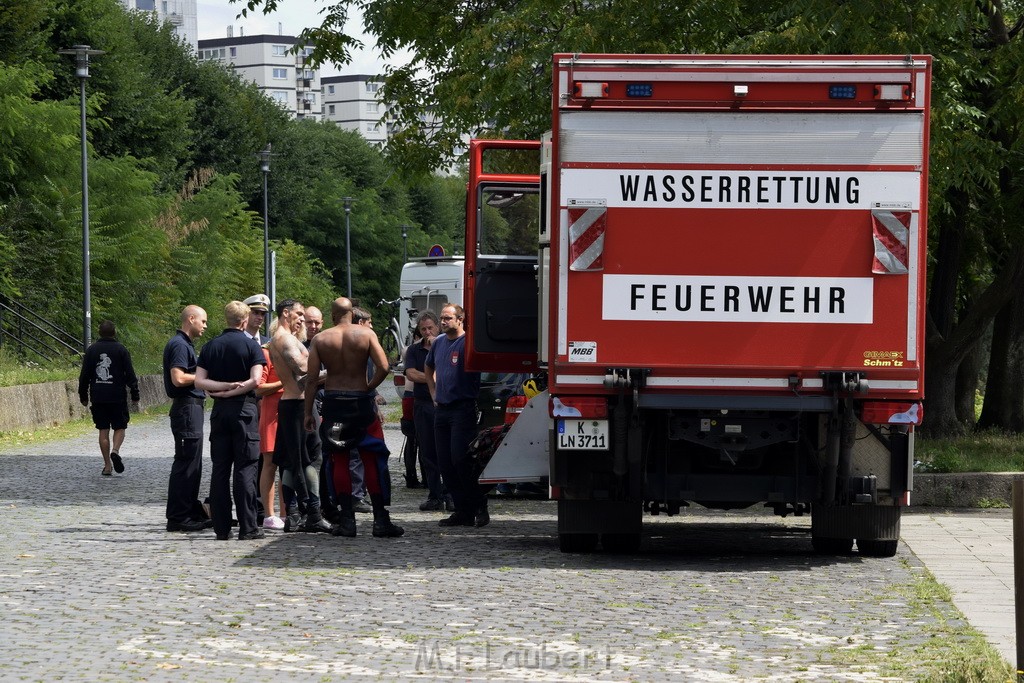 Uebung BF Taucher und Presse Koeln Zoobruecke Rhein P427.JPG - Miklos Laubert